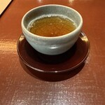 宝泉 - 温かいほうじ茶もホッとする美味しさ。