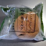 シャトレーゼ - 料理写真:ダブルシュークリーム抹茶ミルク(129円)