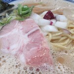 一兎 - チャーシュー、メンマ、紫玉ねぎ、海苔、ねぎ。
