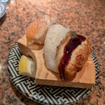 回転すし北海道 - 炙り３貫　サーモン、えんがわ、うなぎ