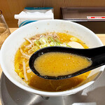 麺屋 つくし - 「すみれ 横浜店」や鶴間の「ラーメン 郷」さんよりはマイルドな感じのスープです