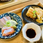 みちくさ食堂 - 本日のお刺身と蓮根エビ詰め天ぷらカレー塩で