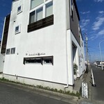 マエジマ製パン - 白い建物です☆