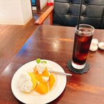 パルファン - 赤肉メロンのショートケーキとアイスコーヒー