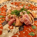 とんかつ 武蔵 - 親鶏タタキ。シッカリ食感が楽しい