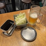 串かつ でんがな - ビール、キャベツ、串カツセット(なす、紅しょうが、牛、鶏、玉ねぎ、白身魚)約2200円。