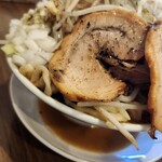 麺匠 新 - 麺大盛りで丼からはみ出てる麺(笑)