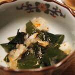 小皿のまぐろとさば。 - 生ワカメ(ちょっと食べました)