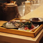 小皿のまぐろとさば。 - スモークが漂っています