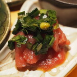 小皿のまぐろとさば。 - まぐろの中落ちとにら醤油