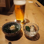 小皿のまぐろとさば。 - 生ビールとお通し
