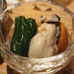 小皿のまぐろとさば。 - 牡蠣の潮煮