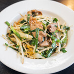 麺中華 一徹 - 料理写真:香ばしく炒めたレバーに、食欲を刺激するニラの香りがふわっと広がるレバニラ炒め。しっとりとしたレバーの旨味と、シャキシャキ野菜の食感が絶妙に合わさり、濃厚ながら後味は意外と軽やか。ご飯が止まらなくなる、スタミナ満点の一皿です。