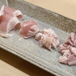 庭つ鶏 - 鶏の湯引き：むね 、さみ(塩とわさび)、むねたたき、もも、わさびと柚子胡椒添え