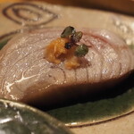 小皿のまぐろとさば。 - 本まぐろ脳天炙り刺し山わさび醤油漬け
