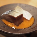 小皿のまぐろとさば。 - 生さばの瞬間スモークあん肝醤油