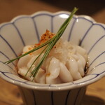 小皿のまぐろとさば。 - 白子の甘みに芽葱の辛み