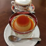 AKARI - 自家製気まぐれプリン¥650
      　カフェラテ¥550