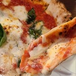 Napul - とろっとろの燻製モッツァレラチーズがこぼれ落ちそう