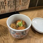 鶏と酎ハイ とり巣 - お通し（出汁たこ焼き）