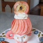 嘘と僕 -  薄くスライスされたピンクのりんごは、シャキシャキとした食感で、酸味が少なく、甘くってめちゃめちゃ美味しかった～!!(^o^)丿 