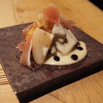 小皿のまぐろとさば。 - 焼き芋と梨のバルサソース和え