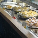 リリエンベルグ - 手前がシュークリーム〔250円）その奥がモンブラン〔850円）