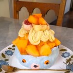 嘘と僕 - 青いくまさん？の容器に、ぶつ切りにした『ひらたね柿』がたっぷり盛りつけられ、シルクスイートのお芋クリーム、上にイチジクと『ひらたね柿』が盛りつけられているかき氷〜!!(^o^)丿