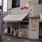 PILIPILI - イースト通りと中通り（通称）の角地にあります。目印は100円ローソン