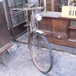 旧ヤム邸 空堀店 - 入り口脇の古い自転車に茶箪笥
