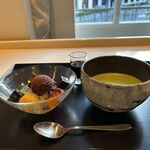 トラヤ トウキョウ - あんみつと抹茶　黒蜜は全部かけました！優しい甘さ