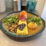 スパイシーカリーハウス 銀座半月 - ２種盛り(ひじきキーマ&パンプキンチキン)、パクチー、スパイス玉子