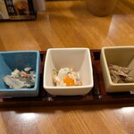 おでんの冨茂登 - アテ3種。にしんの飯寿司、ハタハタ飯寿司、くさや