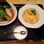家系料理 町中華 - 半チャーハンと半中華そばのランチ（セット）