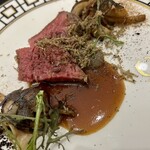 クイントカント - 土佐あか牛のロースト（菊芋のピューレ 茸）（黒トリュフかけ op）
