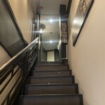 茜屋珈琲店 - 急な階段を登ります。