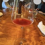 レストラン ナズ - 長野県プルーンを発酵させて、薔薇の花びらの蒸留水、ダージリン紅茶などを合わた一杯