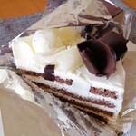 ハーブス アトレ吉祥寺店 - ホワイトチョコとダークチョコレートがデコされて見た目も華やか～チョコスポンジとクリームの層がたまりません♪