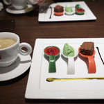 トラットリアチンクエポンテ - デザート盛り合わせと食後のコーヒー