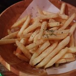 新宿 思ひ出酒場 えんなすび - 美味フライドポテトバター醤油味。