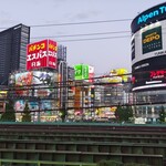 新宿 思ひ出酒場 えんなすび - 窓際席。この景色を眺めながら呑むお酒も乙です。