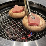 焼肉牛印 - 厳選赤身は肉厚の椎茸とマリアージュ