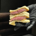 焼肉牛印 - 見事な焼き加減のシャトーブリアンサンド