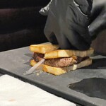 焼肉牛印 - 手際もよく出来上がる工程を眺められるのも楽しい