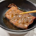 焼肉牛印 - さっと炙った赤身はさっぱりめのタレにつけて