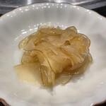 焼肉牛印 - りんごのガリ、極薄にスライスされてガリになっているのにりんごの甘みと酸味が素晴らしい