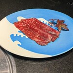 焼肉牛印 - お皿と赤身のコントラストも綺麗