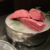 焼肉牛印 銀座店 - この日提供されるお肉は登場から美しい
