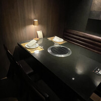 焼肉牛印 銀座店 - 全てお部屋で焼いてくれるライブ感もいい