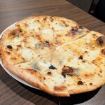 pizza e vino MOMO - クワトロフォルマッジ
